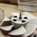 Comment demonter un ventilateur sur pied : pales et moyeu démontés pour nettoyage sans casse