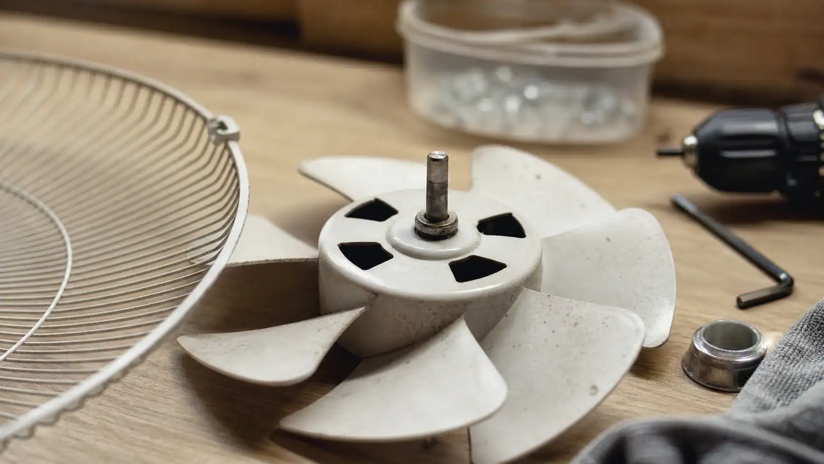 Comment demonter un ventilateur sur pied : pales et moyeu démontés pour nettoyage sans casse