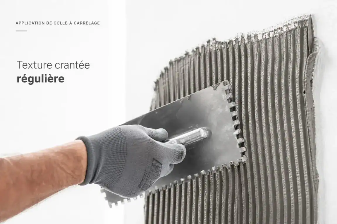 Technique de pose de carrelage mural avec spatule crantée