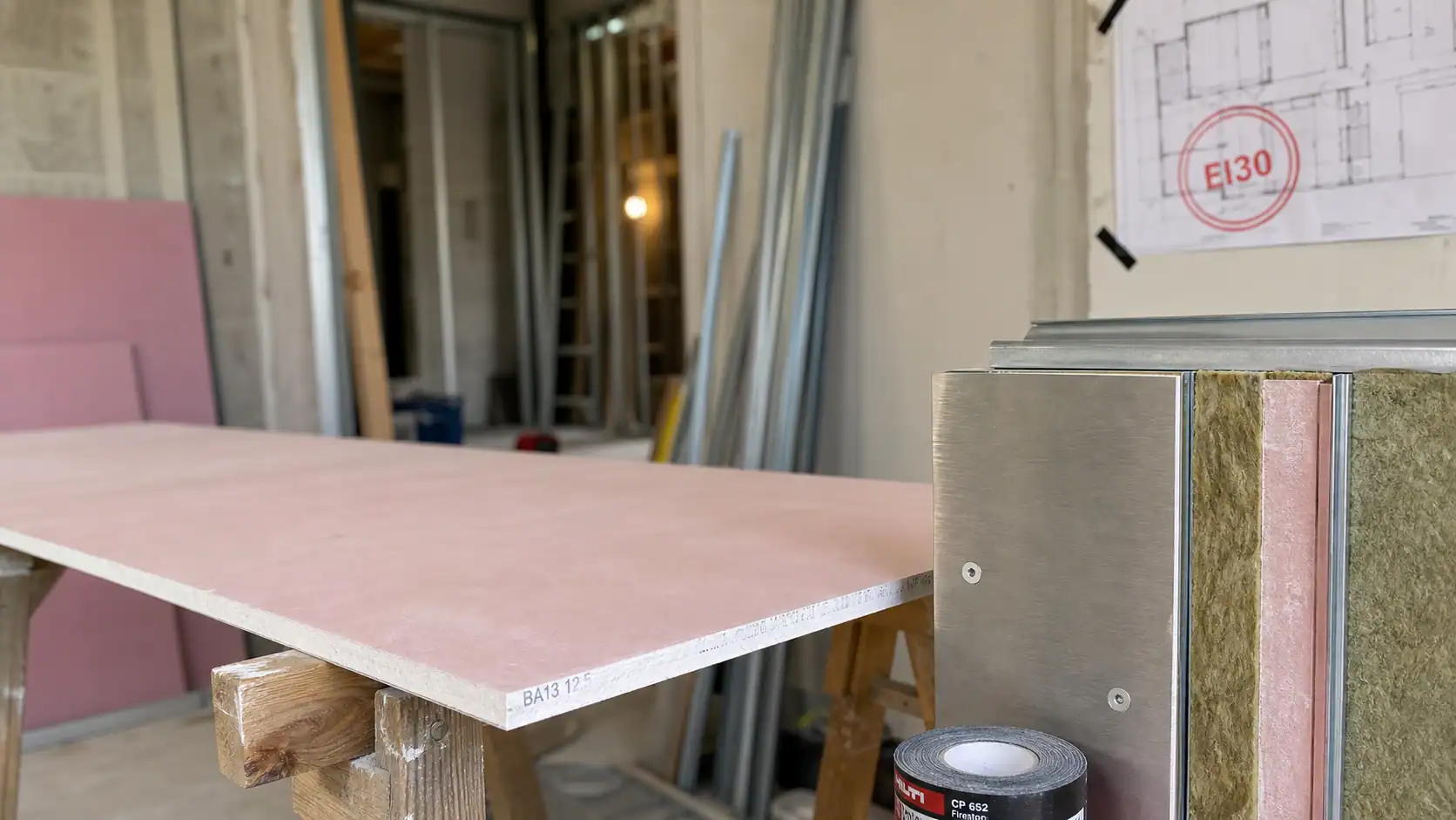 plaque anti feu brico dépôt : plâtre rose EI30 et protection inox pour poêle