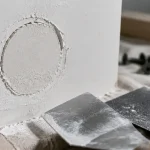 Reboucher trou scie cloche placo : enduit lissé pour finition invisible