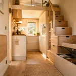 Aménagement tiny house : table escamotable, rangement et lumière naturelle