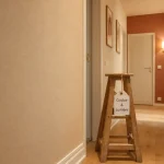 Couleur peinture pour couloir beige sable et terracotta, lumière chaude