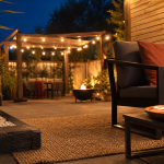 Déco jardin extérieur : lumière, bordures en ardoise, terracotta