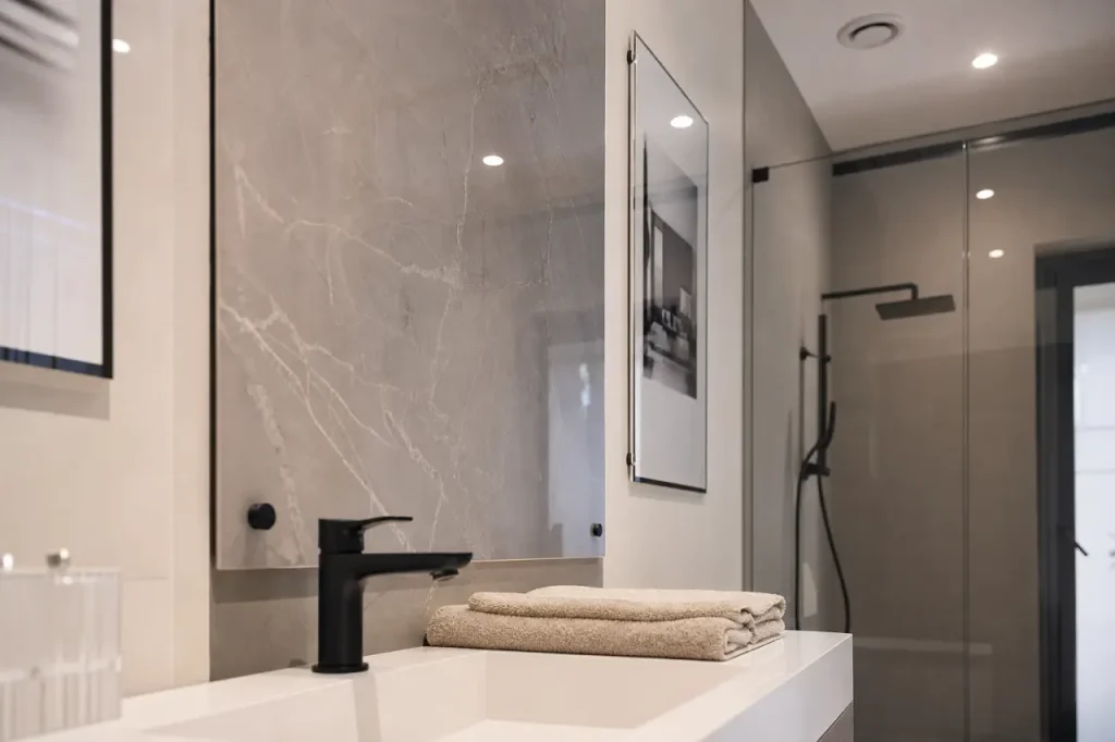 Humidité, formats et matériaux : que mettre sur les murs d’une salle de bain ?