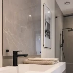 Décoration murale salle de bain avec panneau effet pierre minérale sur mur