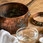 Nettoyer le cuivre sans frotter : chiffon, vinaigre et sel sur cuivre terni