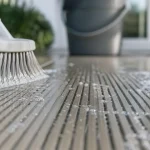 Nettoyer terrasse en composite avec une brosse douce
