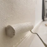 Peindre du tissu mural : vérifier le support avant la première couche