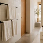 Rangement serviette : porte-serviettes mural noir mat avec serviettes en lin