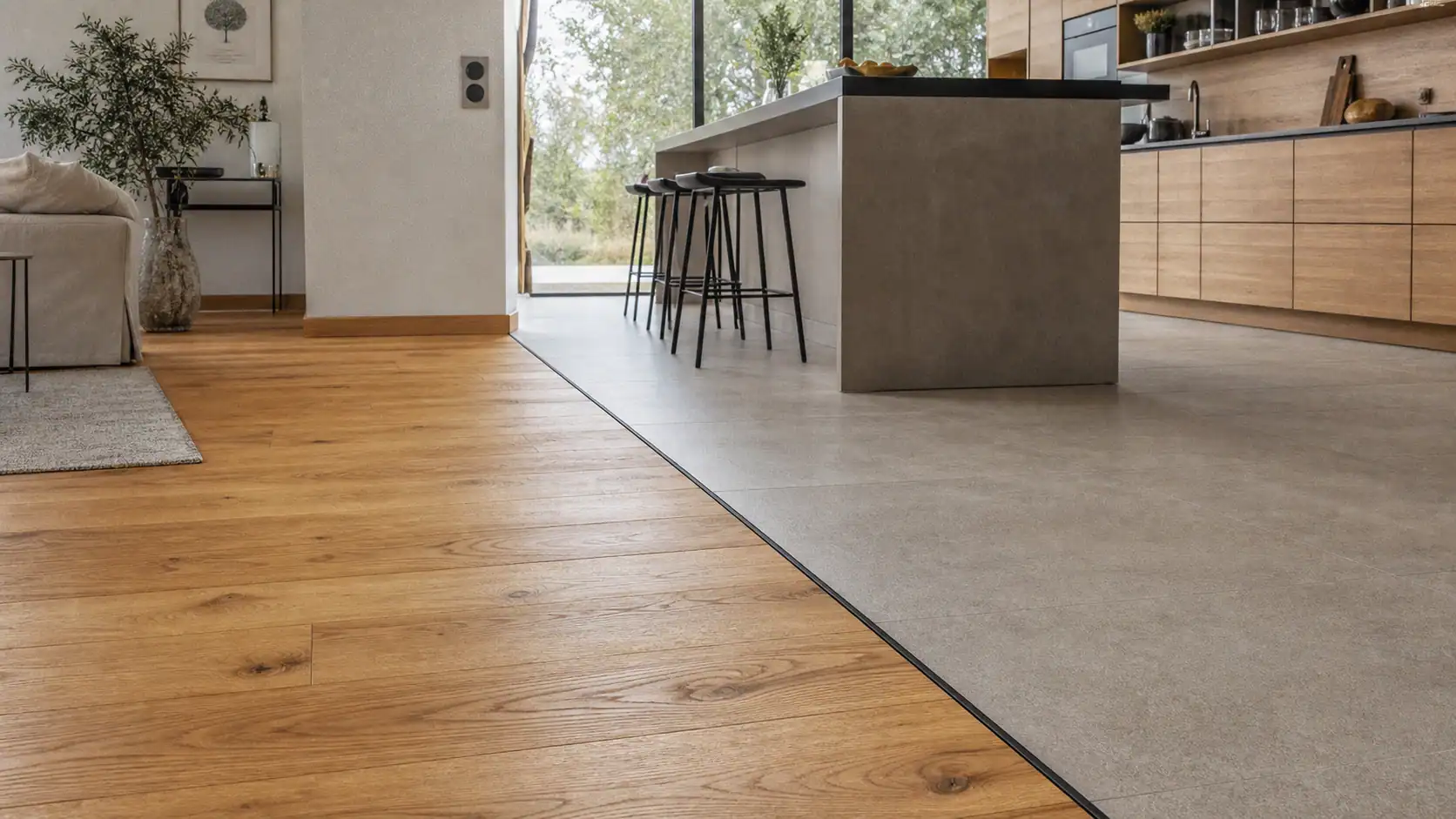 Salon parquet cuisine carrelage : jonction nette sans rupture visuelle