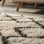 Tapis berbere blanc et noir noué, laine et motifs en losanges