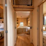 Intérieur tiny house 3 chambres, cloison coulissante en tripli épicéa