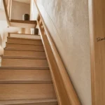 Type escalier en bois clair avec trémie ouverte et confort