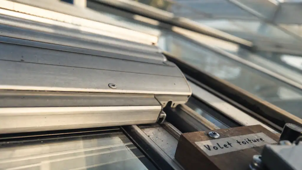 Volet roulant veranda : tablier aluminium sur rails