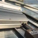 Volet roulant veranda : tablier aluminium sur rails