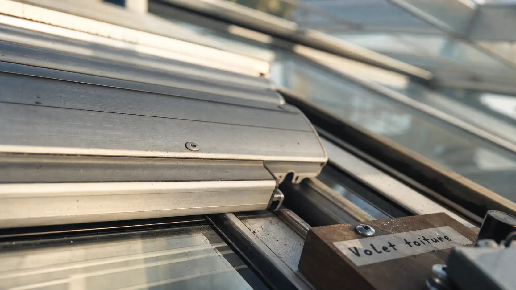Volet roulant veranda : tablier aluminium sur rails