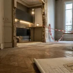 Acheter appartement avec travaux Paris : intérieur haussmannien rénové, parquet et moulures, chantier