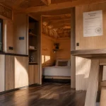 Chalet 20m2 sans permis : isolation visible et mezzanine intérieure
