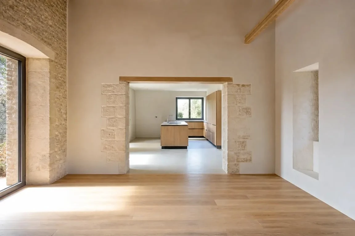 Rénovation intérieure Cluny dans une maison ancienne en pierre, salon rénové et lumineux