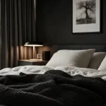 Noir et blanc chambre : linge blanc et plaid noir apaisant