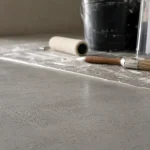 Prix du béton ciré au m2 : kit et pose pro sur support béton