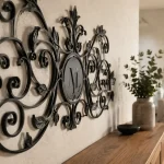 Décoration fer forgé intérieur au-dessus d’une console, mur noir ajouré