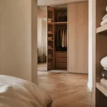 Idée pour fermer un placard sans porte : portes coulissantes miroir et bois clair