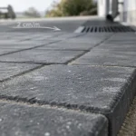 Pavés en béton : 6 cm voiture, 8 cm passage lourd, surface béton grise